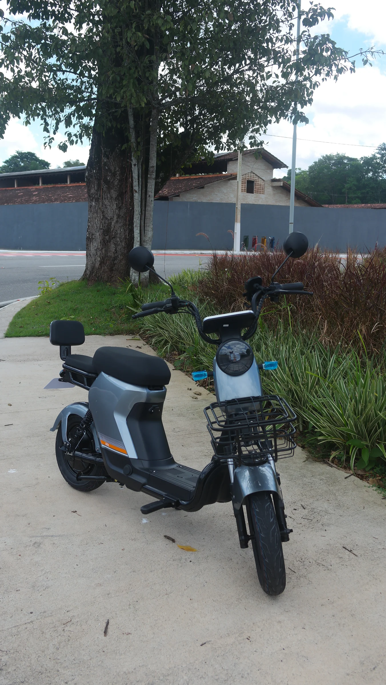 Scooters elétricas estilo chopper em área urbana