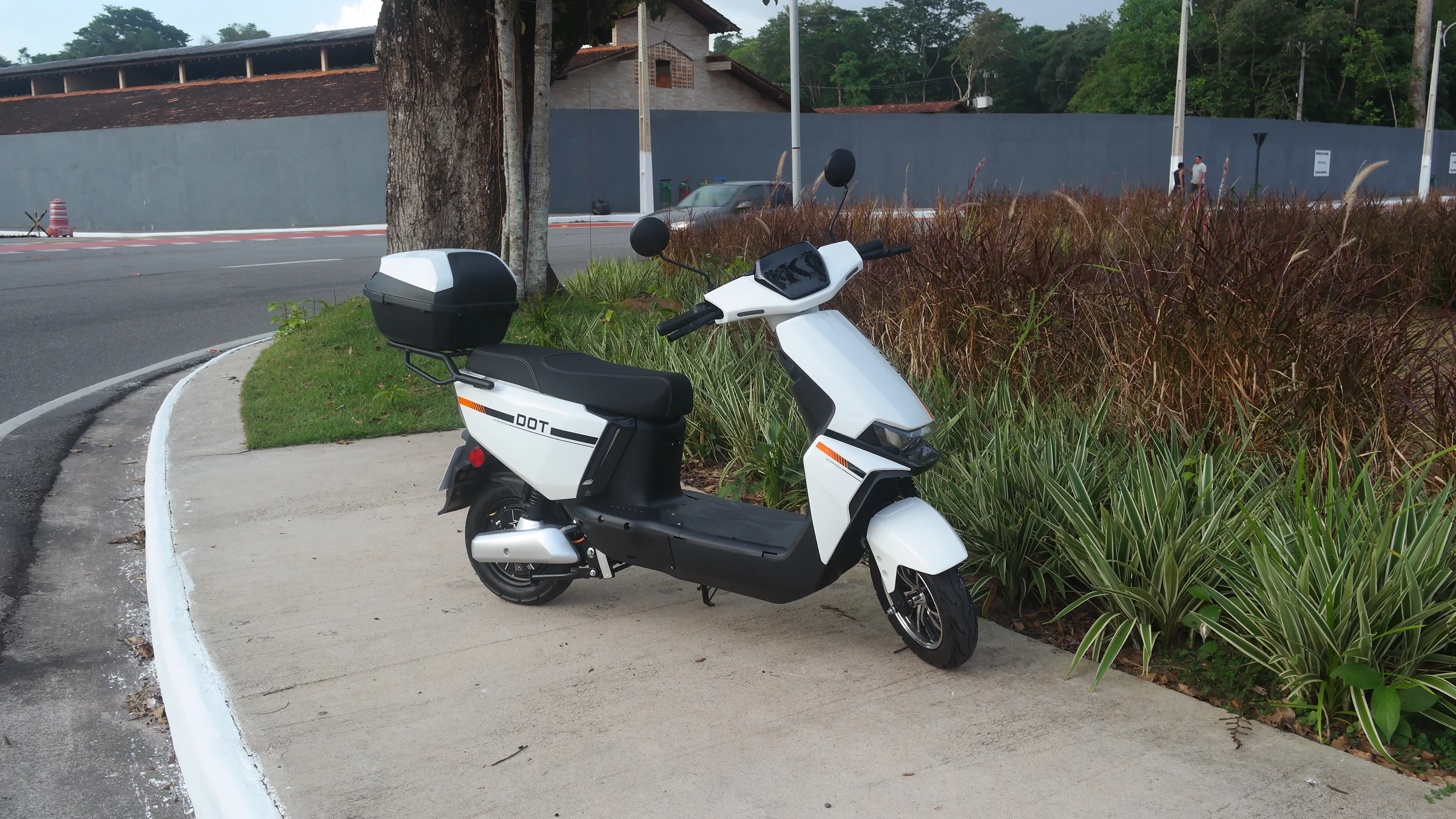 Scooters elétricas brancas em área urbana