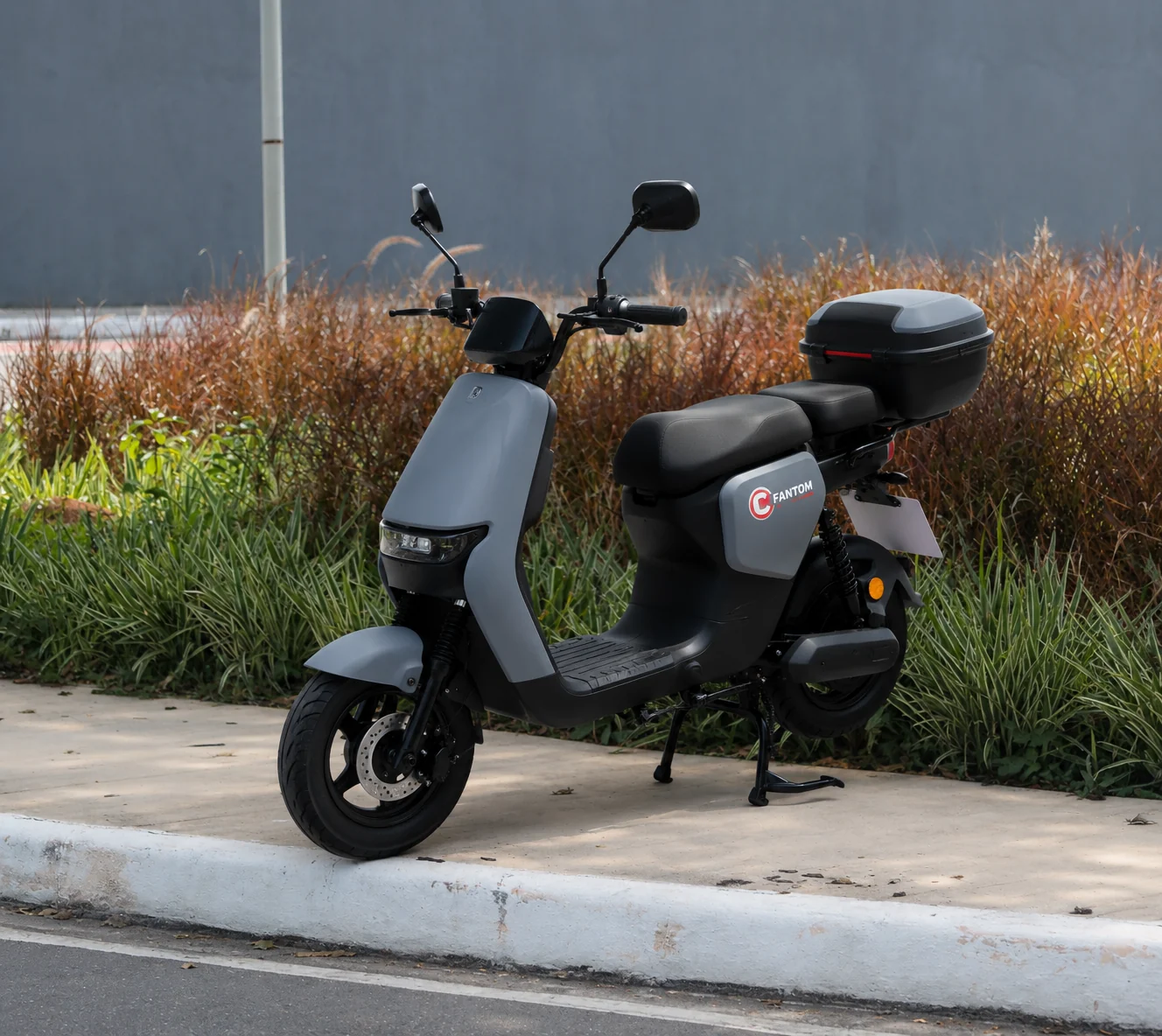 Scooter elétrica cinza com baú traseiro