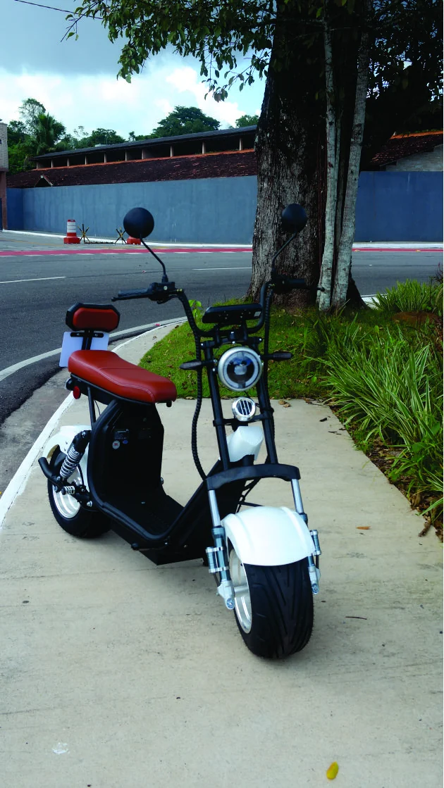 Scooter elétrica estilo chopper da Méson em uma via urbana