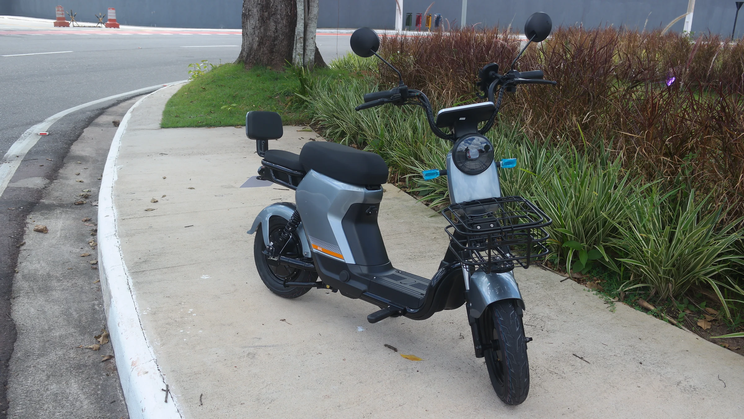 Scooters elétricas estilo chopper em área urbana