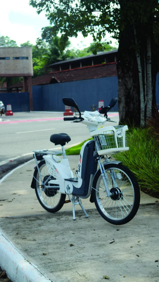 Bicicleta elétrica branca com cesta dianteira