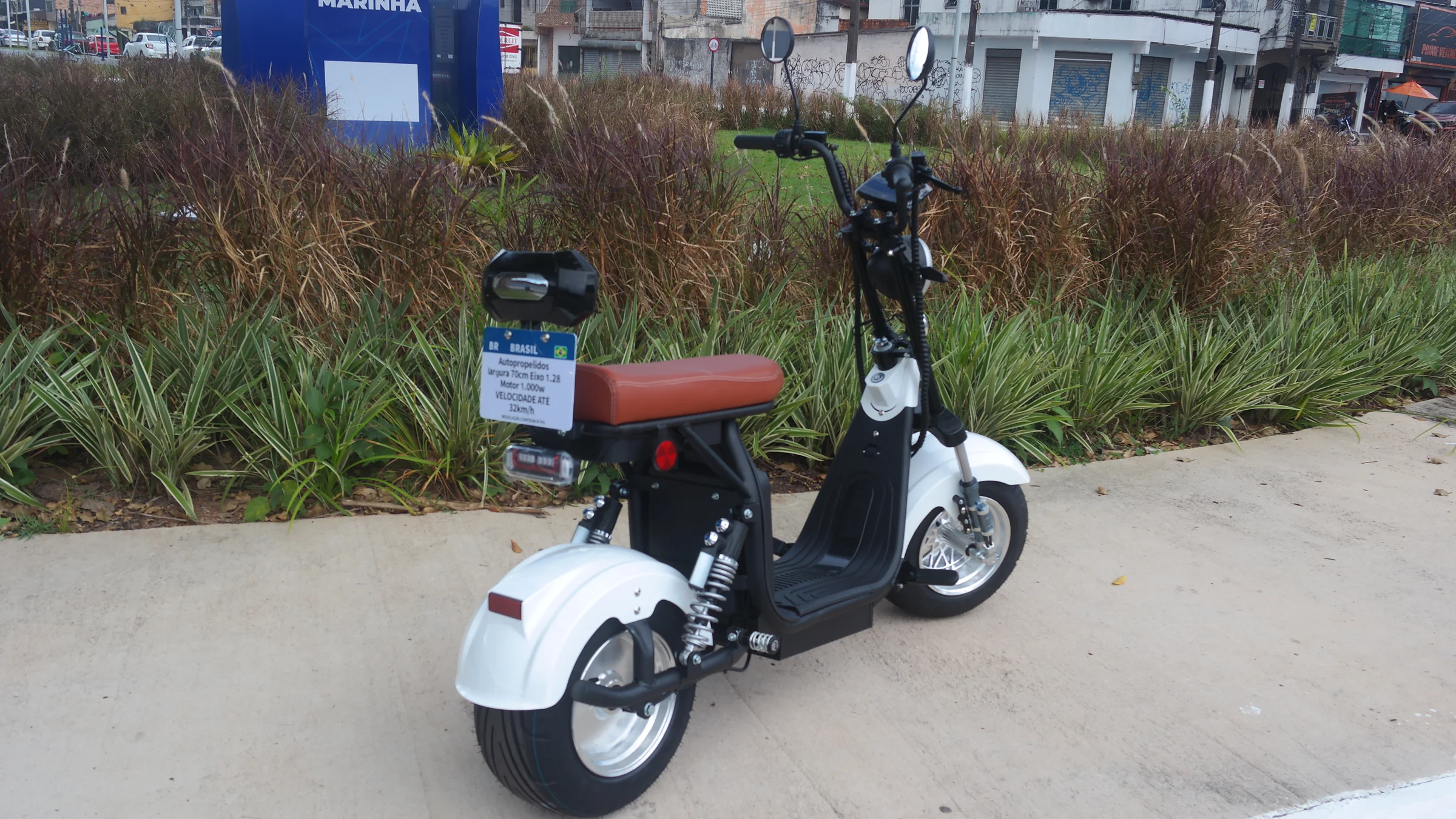 Scooters elétricas em área urbana